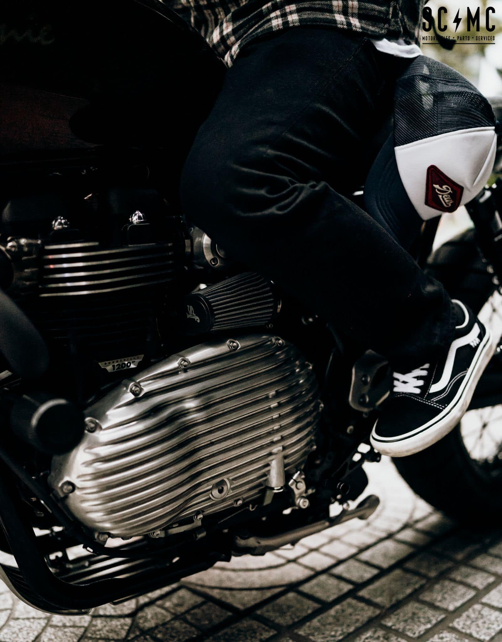 Ốp Lốc Máy Triumph Motone Ribbed – Polished Finish MMU063 - Image 4